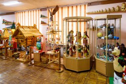 рядом с отелем Усадьба расположен музей Вознесенской матрёшки