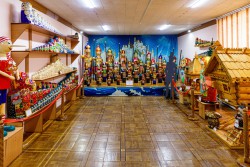 рядом с отелем Усадьба расположен музей Вознесенской матрёшки