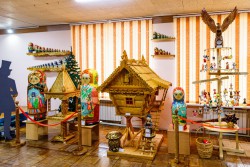 рядом с отелем Усадьба расположен музей Вознесенской матрёшки