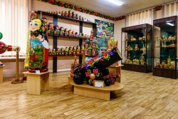 рядом с отелем Усадьба расположен музей Вознесенской матрёшки